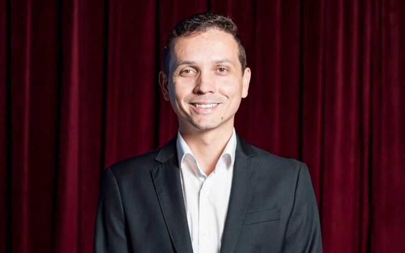 De vendedor de CDs, a um líder de transformação empresarial: uma trajetória inspiradora de Romias Schmidt